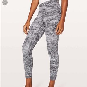 Lululemon aligns area ice grey